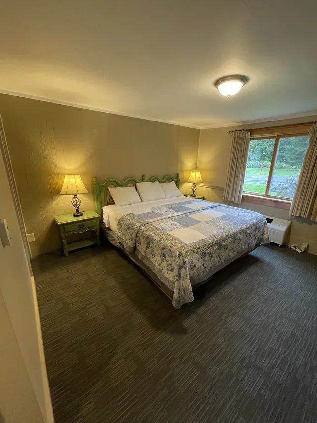 Deluxe, King Bed, Accessible, NORTHERN LIGHTS LODGE 1/5