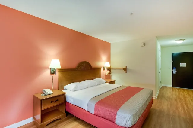غرفة قياسية بسرير كينج، Motel6 Hinesville, GA 6/10