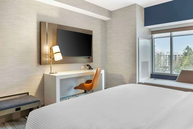 غرفة تقليدية بسرير كينج، Cambria Hotel Niagara Falls 2/3