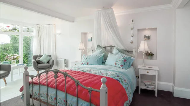 White, Queen Bed، DYERS HOUSE 2/4