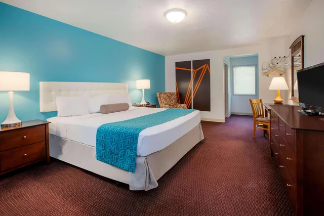 غرفة بسرير كينج، Howard Johnson by Wyndham Traverse City 1/2