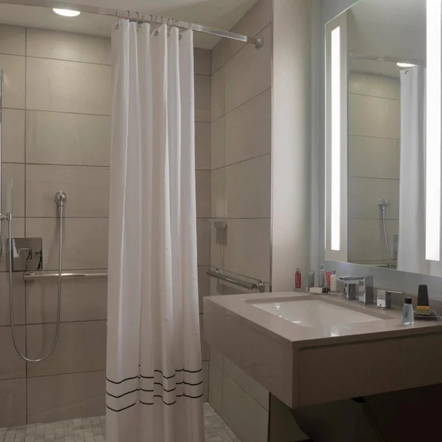 غرفة بسرير كوين بإطلالة على المدينة في الطابق العلوي، Winston-Salem Marriott 2/7