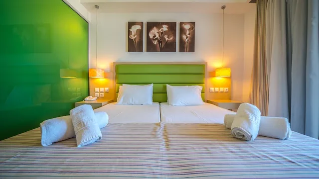 غرفة ثلاثية بسريرين منفصلين بإطلالة على الجبل مع أريكة، Forest Park Hotel 6/10