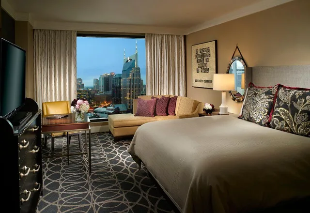 غرفة بريميوم بسرير كينج، Omni Nashville Hotel 1/1