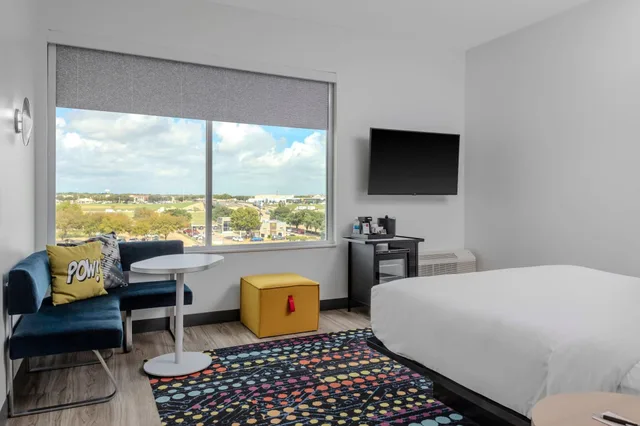 Room, King Bed, Aloft Dallas Arlington 2/3