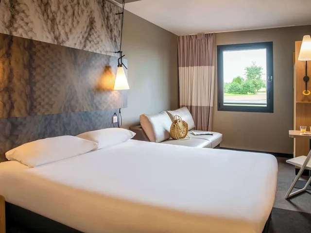 غرفة عائلية بسرير كوين مع أريكة، Ibis Pontorson Baie Du Mont-Saint-Michel 2/8