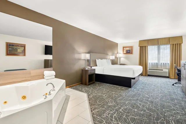 جناح بسرير كينج بجاكوزي، Best Western West Towne Suites 6/6