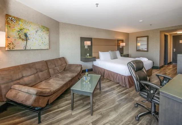 غرفة بريميوم بسرير كينج بشرفة، Lonsdale Quay Hotel 3/4