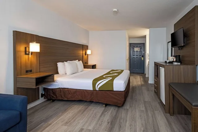 غرفة قياسية بسرير كينج مع أريكة، Quality Inn & Suites Tulare CA 7/10