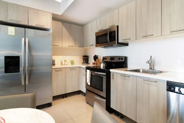 غرفة بسرير كينج وسرير كوين بشرفة بغرفتي نوم مع أريكة، Roami at Habitat Brickell 9/10
