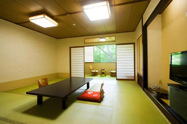 غرفة يابانية بفرشتي فوتون بأرضية تاتامي، KAMENOI HOTEL Tazawako 1/1