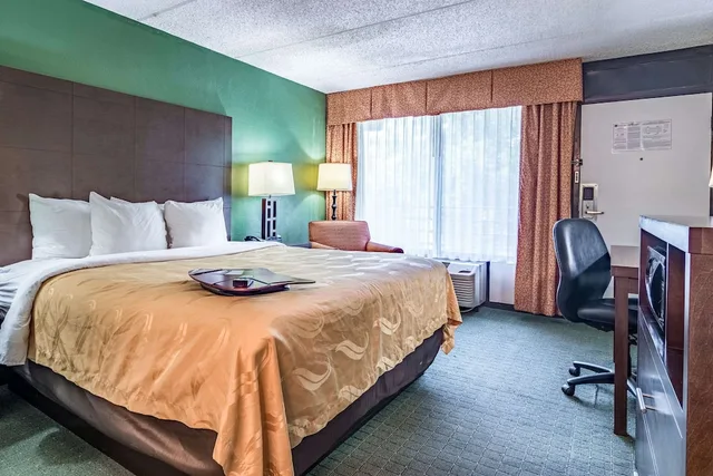 غرفة قياسية بسرير كينج، Quality Inn Columbus near Fort Benning 2/7