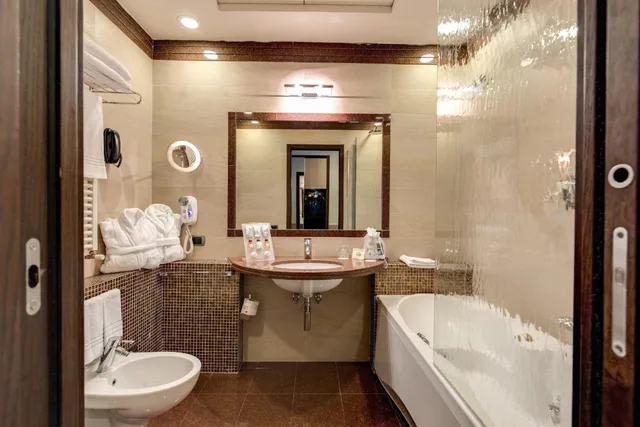 غرفة ثلاثية بسرير كوين وسرير فردي، Kolbe Hotel Rome 5/6