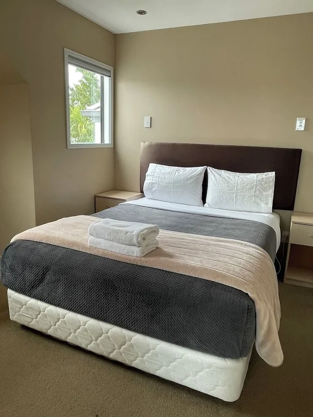 بنتهاوس عائلي بسرير كوين وسريرين كينج بـ3 غرف نوم، Alpha Motel Luxury Apartments 2/9