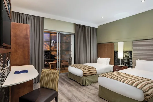 غرفة قياسية بسرير كوين، Protea Hotel By Marriott Upington 3/5