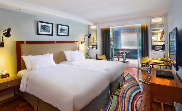 غرفة ديلوكس بسرير مزدوج بإطلالة على المسبح، The Kuta Beach Heritage Hotel Bali - Managed By Accor 2/3