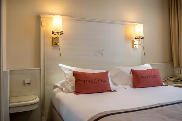 غرفة بسرير كوين، Hotel Napoleon Ajaccio 8/10