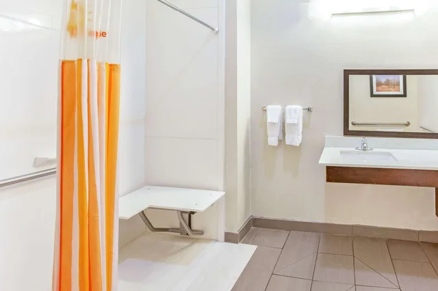 غرفة بسريرين كوين لذوي الإعاقة، La Quinta Inn Suites Luling 4/5