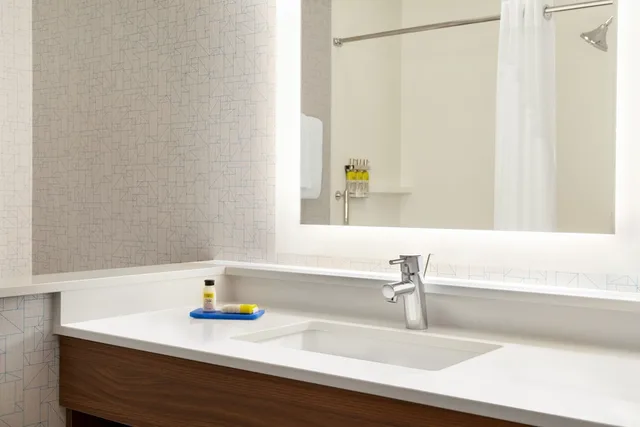 غرفة قياسية بسرير كينج لذوي الإعاقة، Holiday Inn Express Suites Beaver Dam 3/4