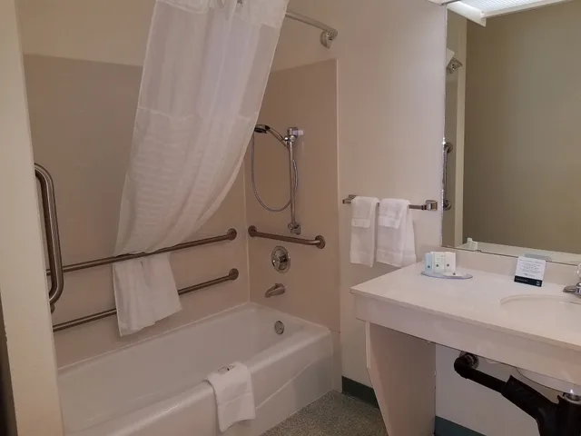 غرفة قياسية بسرير كينج، Quality Inn & Suites Bainbridge Island 8/9