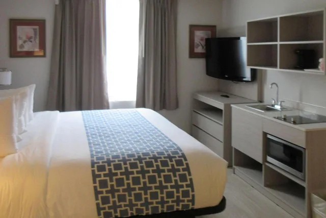جناح بسرير كينج بمطبخ صغير، Clarion Inn & Suites and Convention Center 5/10