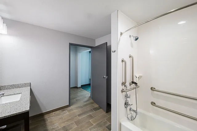 جناح بسرير كينج، Comfort Inn & Suites Oklahoma City near Bricktown OK 6/6