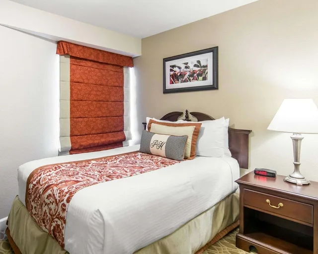 جناح كلاسيكي بسرير كينج بغرفة نوم واحدة مع أريكة، Bluegreen Vacations Patrick Henry Square, an Ascend Collection Resort 4/7