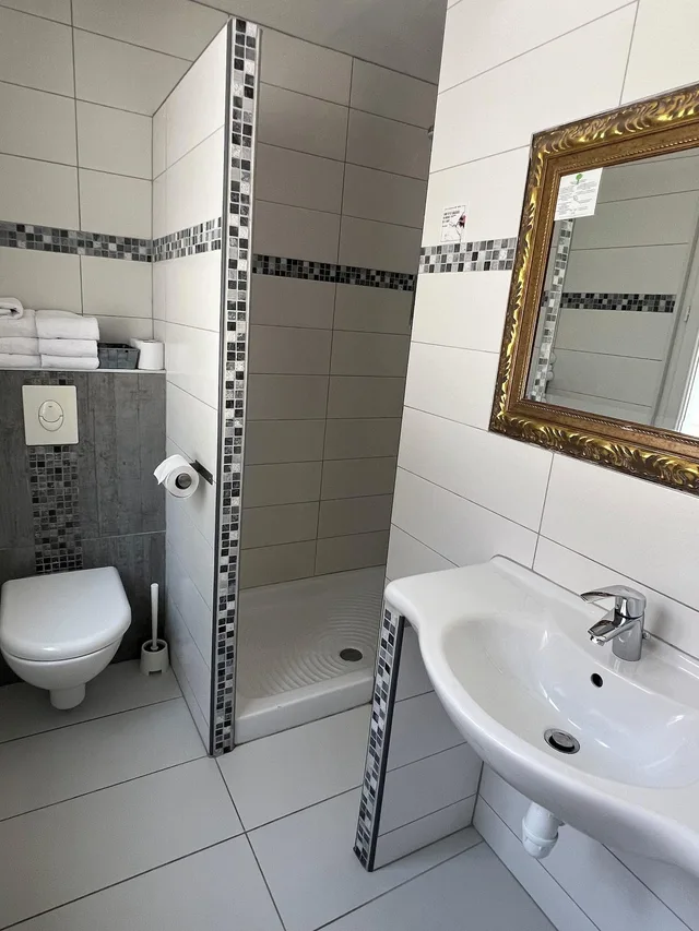 غرفة تقليدية ثلاثية، Hotel the Originals Martigues Clair 6/6
