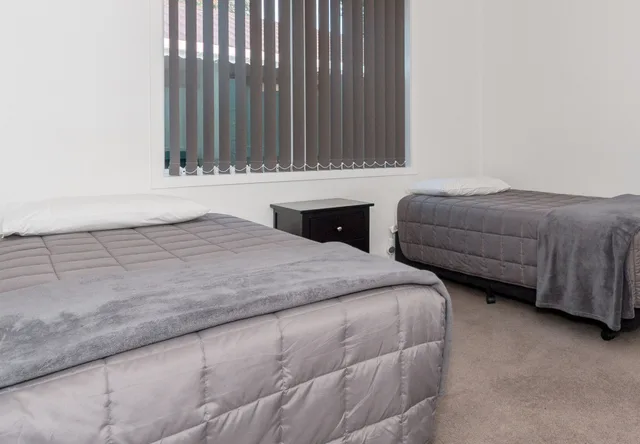 2 Bedrooms, Motel, Suite, Queen and Twin Beds, Kitchenette, Waikanae Beach TOP 10 Holiday Park 3/3