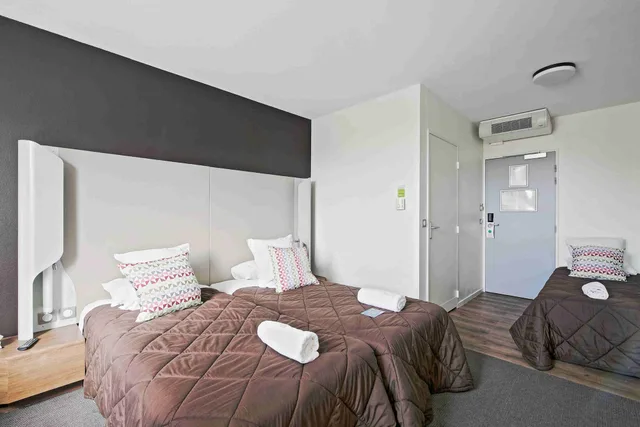 Standard, 3 Beds, Hotel Restaurant Campanile Roissy Le Mesnil-Amelot 5/10