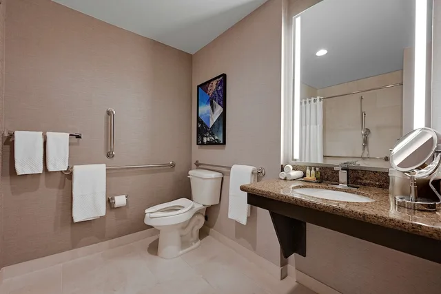 غرفة بسريرين كوين لذوي الإعاقة، DoubleTree by Hilton Denver International Airport (ex. Holiday Inn Hotel And Suites) 4/6