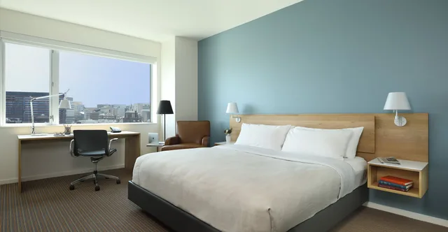 غرفة ديلوكس بسرير كينج، The Study Hotel at University City 3/8