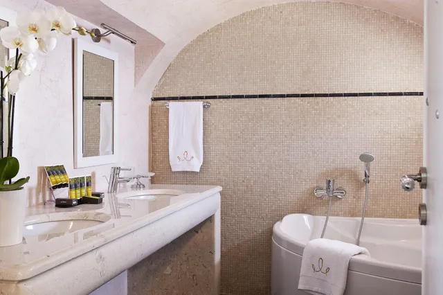 جناح غراند بسرير مزدوج بإطلالة على البحر بشرفة، Petit Palace Suites 3/5