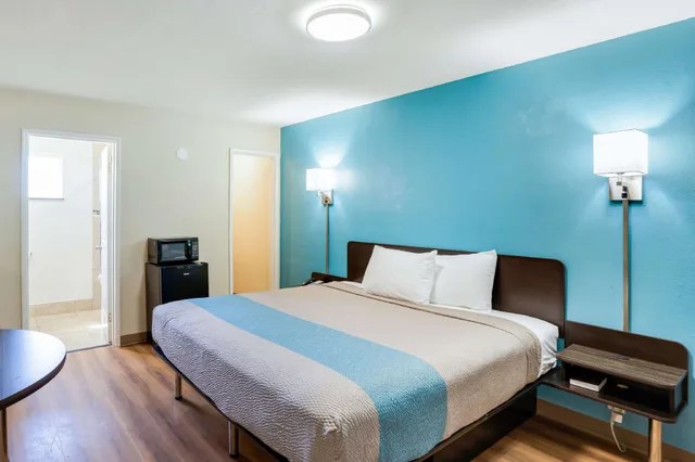 غرفة بسرير كينج للمدخنين، Motel6 Odessa, TX 2nd Street 1/2