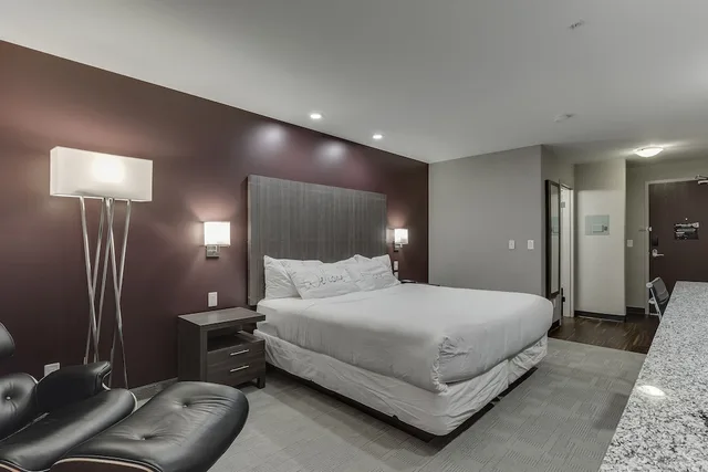 Business, King Bed, Home Inn Suites Saskatoon South 5/6