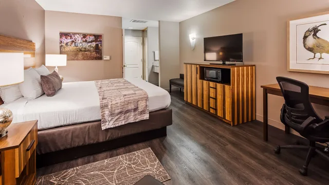 غرفة قياسية بسرير كينج، Best Western Cedar Inn & Suites 4/8