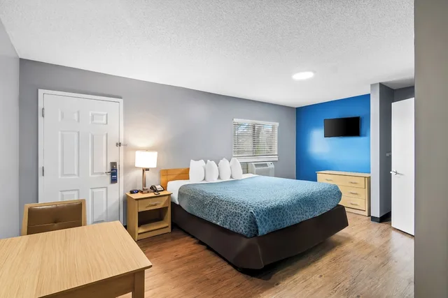 Efficiency, King Bed, Accessible، Suburban Studios Stuart near Federal Hwy 1 3/7
