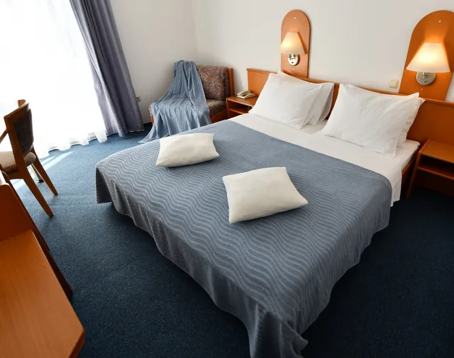 غرفة كومفورت بسرير كوين بإطلالة على المتنزه بشرفة، Hotel Alkar 1/10