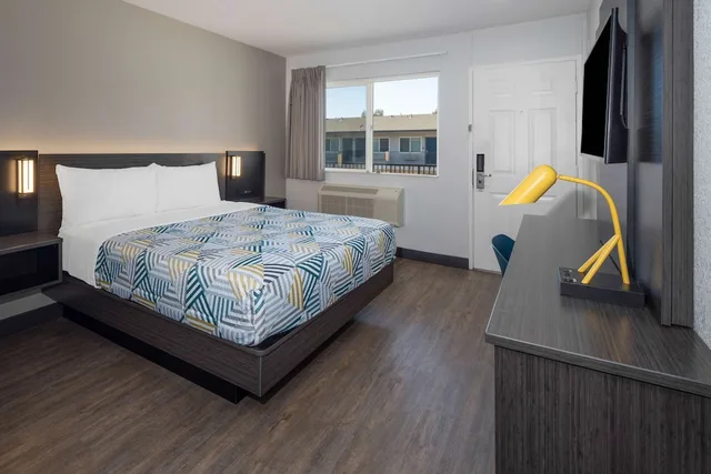 غرفة قياسية بسرير كوين، Motel6 Fontana 2/6