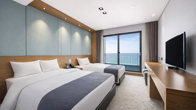 Deluxe, Twin Beds, 1 Double and 1 Single Bed, Harbour and Ocean View، Western Grace Hotel 1/1