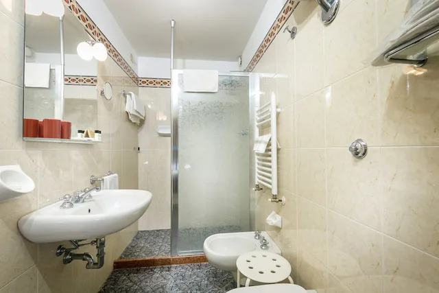 غرفة رباعية بأربعة أسرّة بغرفة نوم واحدة، Hotel Collodi 3/3