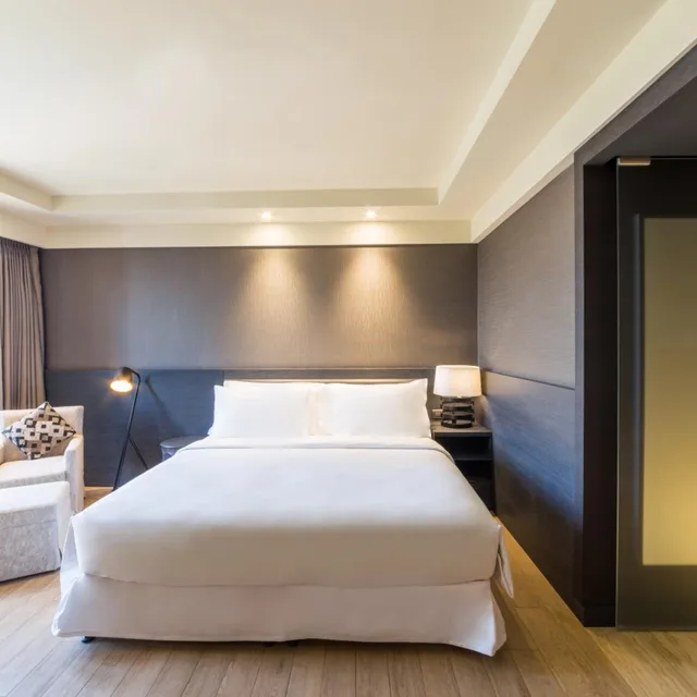 غرفة سوبيريور بسرير كينج بإطلالة على المسبح، Radisson Collection Hotel Bamako (ex Sheraton Bamako) 1/5