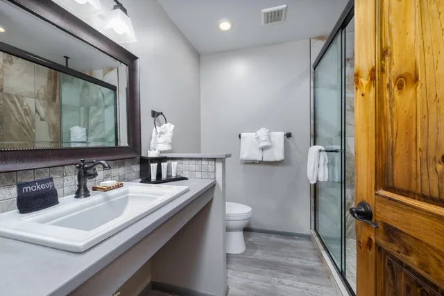 غرفة بسرير كوين، Sky Ranch Lodge 4/4
