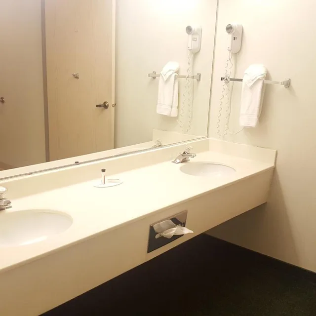 جناح استوديو تنفيذي بسرير كينج لذوي الإعاقة، Baymont by Wyndham Coeur d'Alene 5/6