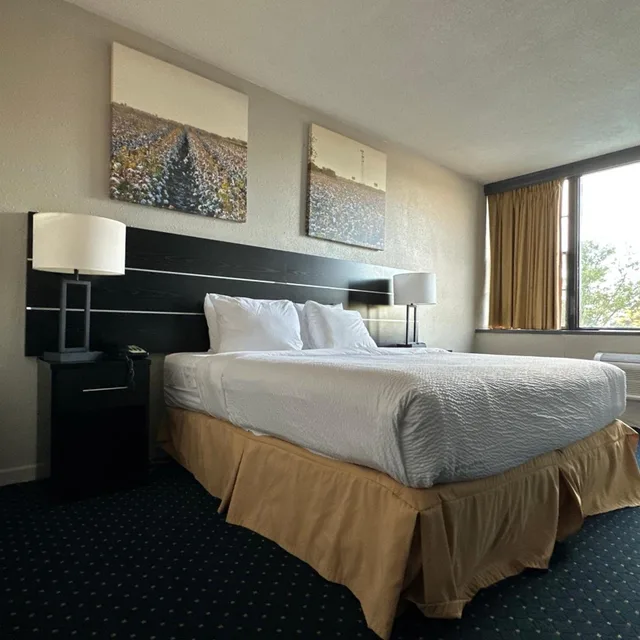 غرفة بسرير كينج، Inn at Lebanon 1/3