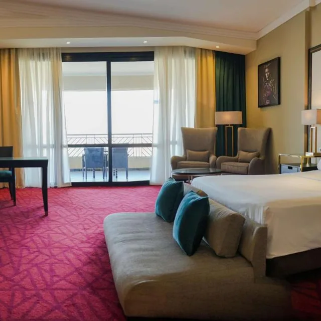 جناح بشرفة مع دخول الصالة، Radisson Blu Alexandria 3/6