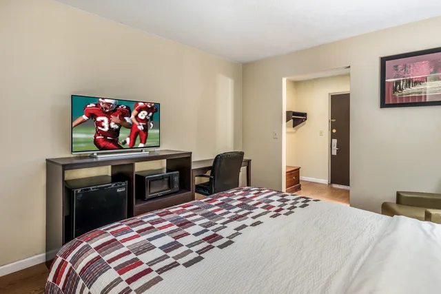 غرفة ديلوكس بسرير كوين، Red Roof Inn & Suites Wapakoneta 3/4