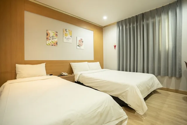 Deluxe, 1 Double and 1 Single Bed, JEJU STAY HOTEL OF JEJU CITY 3/10