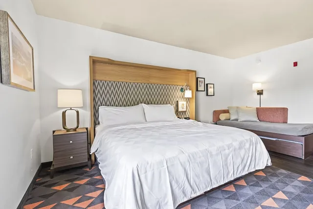 جناح بسرير كينج بمنطقة جلوس، Holiday Inn St. Petersburg West 5/10
