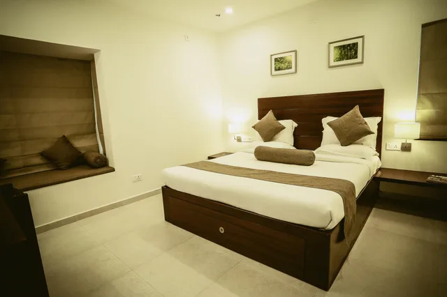 Deluxe, King Bed, Crayons Guest House 3/3